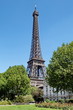 Tour Eiffel et arbres verts, ciel bleu.