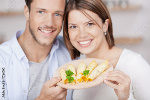 Foto: junges paar mit käse in der küche junges paar mit käse in der küche