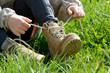 Kind bindet die Schuhe