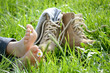 Kinderschuhe im Gras
