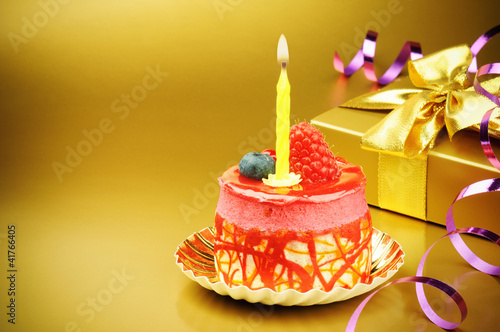 Foto: Colorful birthday cake with candle Colorful birthday cake with candle