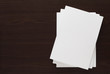 Foto: Magazines with blank white cover on wooden background Magazines with blank white cover on wooden background