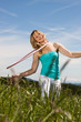 Foto: Blonde Frau übt mit rosa Hula Hoop Reifen um den Hals Blonde Frau übt mit rosa Hula Hoop Reifen um den Hals