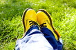 Chaussures jaunes dans l'herbe