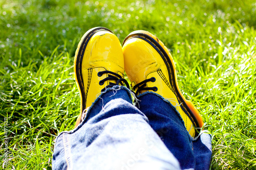 Photo: Chaussures jaunes dans l'herbe Chaussures jaunes dans l'herbe