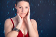 Junge Frau steht im Regen