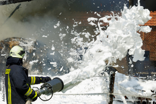 Photo: Feuerwehr löscht Scheunenbrand mit Schaum Feuerwehr löscht Scheunenbrand mit Schaum