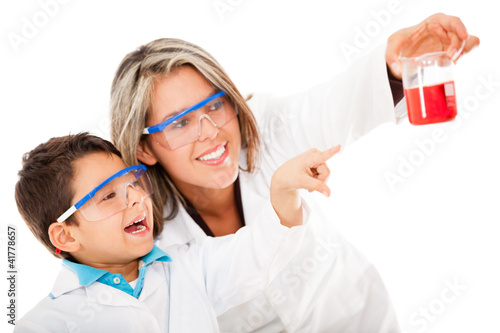 Foto: Boy helping mum with an experiment Boy helping mum with an experiment