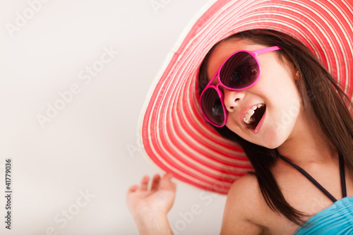 Foto: Happy girl going on vacations Happy girl going on vacations