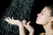 Foto: The girl under a shower on the black The girl under a shower on the black