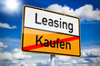 Ortseingangsschild mit Leasing und Kaufen