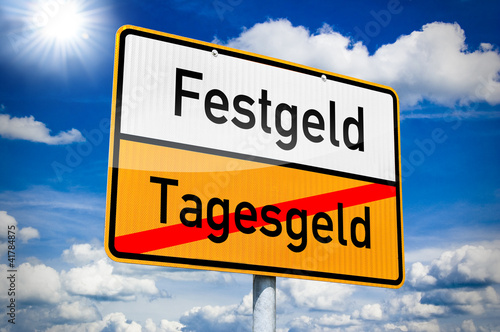 Foto: Ortseingangsschild mit Festgeld und Tagesgeld Ortseingangsschild mit Festgeld und Tagesgeld