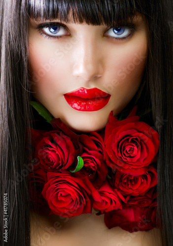Foto: Beautiful Fashion Girl with Roses Beautiful Fashion Girl with Roses