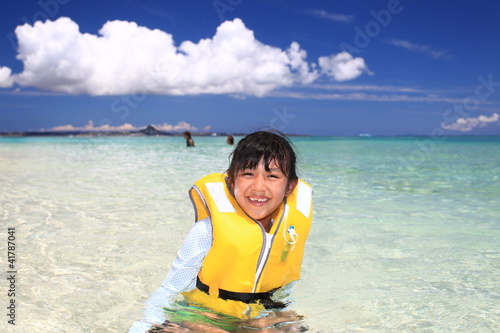 Photo: ビーチで遊ぶ女の子 ビーチで遊ぶ女の子