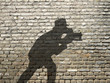 Foto: ombre de photographe sur mur de briques ombre de photographe sur mur de briques