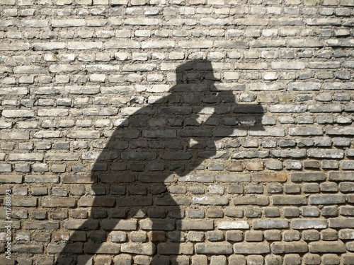 Photo: ombre de photographe sur mur de briques ombre de photographe sur mur de briques
