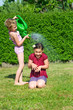 Kinder spieln mit Wasser Kinder spieln mit Wasser
