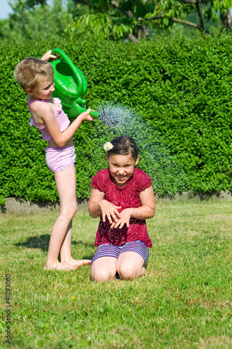 Photo: Kinder spieln mit Wasser Kinder spieln mit Wasser