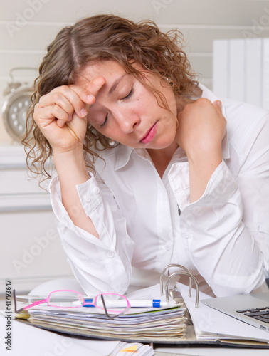Foto: Frau verzweifelt im Büro Frau verzweifelt im Büro