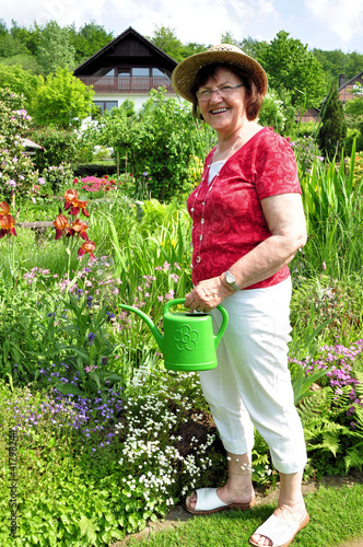 Photo: Frau bei der Gartenpflege Frau bei der Gartenpflege