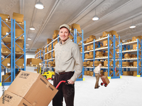 Foto: worker in warehouse worker in warehouse