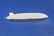 Zeppelin im Flug vor blauem Himmel