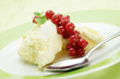 Vanilleeis mit Johannisbeeren