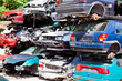 Schrottautos auf einem Schrottplatz
