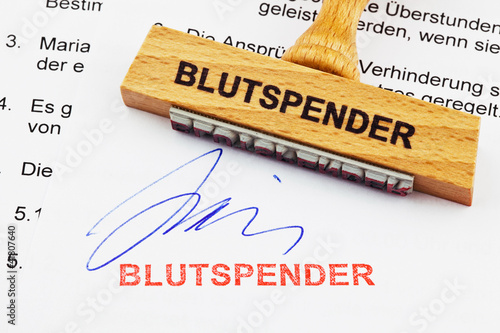 Foto: Holzstempel auf Dokument: Blutspender Holzstempel auf Dokument: Blutspender