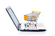 Warenkorb und Tastatur. Online Shopping