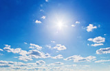 Wolken vor blauem Himmel