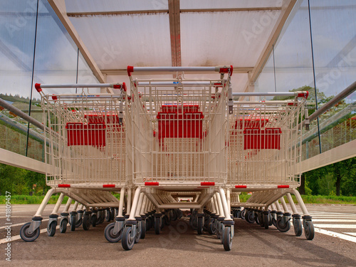 Photo: CHARIOTS DE SUPERMARCHE CHARIOTS DE SUPERMARCHE