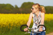 junge Frau fährt mit Fahrrad