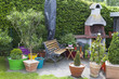 Gartenterrasse mit  Grill und gemütlicher Gartenbank
