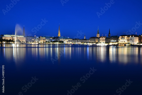 Foto: Hamburg Alster zur blauen Stunde Hamburg Alster zur blauen Stunde