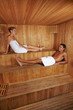 Mann und Frau zusammen in Sauna