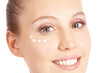 Junge Frau mit Augencreme