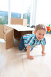 Foto: Bub krabbelt aus der Kiste Bub krabbelt aus der Kiste