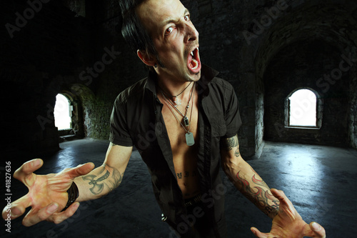 Foto: Male vampire attack Male vampire attack