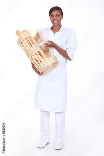 Foto: Brunette woman with a basket of bread Brunette woman with a basket of bread