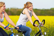 Freundinnen machen Radtour