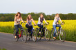Freundinnen machen Radtour