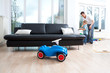 Foto: Vater und Sohn im Wohnzimmer Vater und Sohn im Wohnzimmer