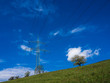 Ein Strommast auf einem Berg.