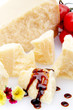 formaggio grana parmigiano su sfondo bianco