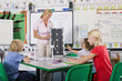 Foto: Teacher explaining solar panel to students in school classroom Teacher explaining solar panel to students in school classroom