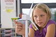 Foto: Curious student studying about wind turbines in school classroom Curious student studying about wind turbines in school classroom
