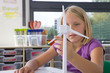 Foto: Curious student studying about wind turbines in school classroom Curious student studying about wind turbines in school classroom