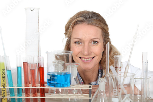 Foto: Woman with a variety of laboratory equipment Woman with a variety of laboratory equipment