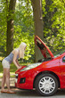 Das junge Mädchen mit dem roten Auto Das junge Mädchen mit dem roten Auto